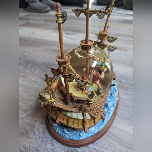 Rare Vintage Peter Pan And Captain Hook Musical Snow Globe - Picture 6 of 7